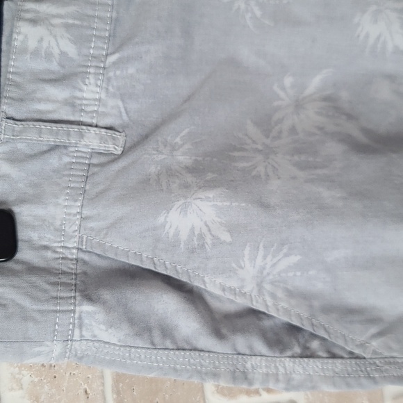 Guess Men's Light Grey Summer Shorts(Sz 32) - Picture 3 of 15